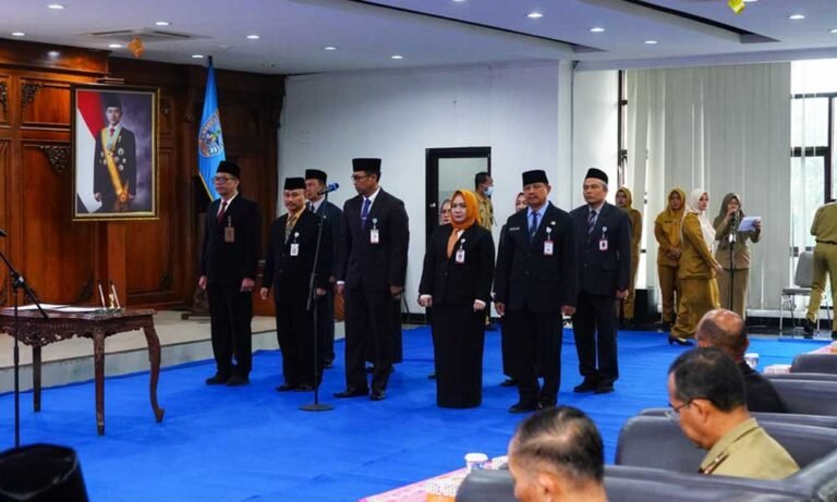 Sebanyak 10 pejabat eselon II di lingkup Pemkot Salatiga dimutasi ke posisi baru melalui pelantikan yang dipimpin Wali Kota dr. Robby Hernawan SpOG pada Selasa, 5 Agustus 2025, di lantai IV Gedung Setda Kota Salatiga, dengan para pejabat pria mengenakan jas berdasi.