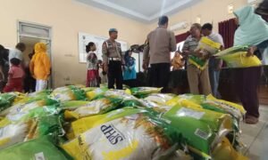 Antrean panjang warga memenuhi halaman Kelurahan Bandarjo, Kecamatan Ungaran Barat, Kabupaten Semarang, Selasa (26/8/2025), untuk mendapatkan beras murah dari program Stabilisasi Pasokan dan Harga Pangan (SPHP) yang digelar Polres Semarang bekerja sama dengan Bulog.