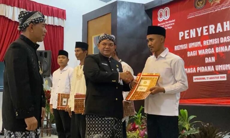 Sebanyak tujuh narapidana di Lapas Kelas IIA Ambarawa, Kabupaten Semarang, memperoleh kebebasan setelah menerima remisi pada momentum HUT ke-80 Republik Indonesia, Minggu (17/8/2025). Kepala Lapas Kelas IIA Ambarawa, Subakdo Wulandoro, menyebutkan total 602 warga binaan mendapat pengurangan masa hukuman, dengan tujuh di antaranya langsung bebas, termasuk Supriyanto asal Salatiga.