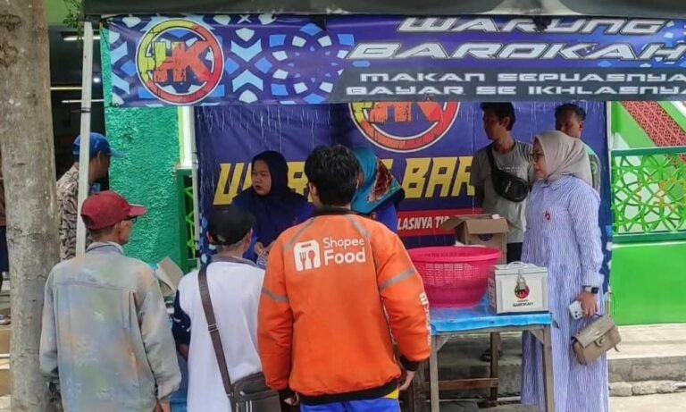 Hendra dan Sari, pasangan suami istri di Salatiga, membuka Warung Makan Barokah sejak 2023 dengan konsep makan sepuasnya bayar seikhlasnya, bahkan gratis, yang berlokasi di depan Masjid Pandawa, Jalan Jenderal Sudirman, Kota Salatiga, dan buka setiap hari mulai pukul 11.00 WIB.