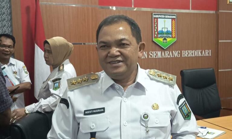 Rencana kenaikan Nilai Jual Objek Pajak (NJOP) yang berdampak pada Pajak Bumi dan Bangunan Perdesaan dan Perkotaan (PBB-P2) tahun 2025 di Kabupaten Semarang resmi dibatalkan oleh Bupati Semarang Ngesti Nugraha usai menerima arahan Menteri Dalam Negeri pada Kamis, 14 Agustus 2025. Keputusan ini diambil untuk menghindari beban berlebih pada masyarakat, sehingga tarif PBB untuk objek yang semula naik dikembalikan ke nilai sebelumnya, sementara yang tetap atau turun mengikuti rencana awal.