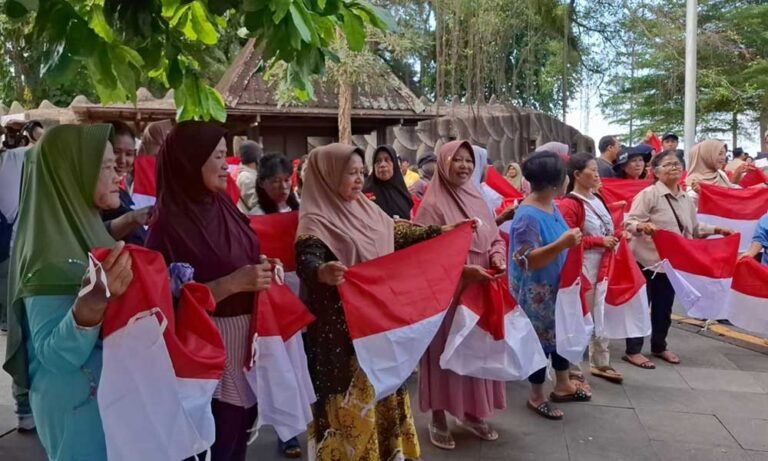 Fenomena pengibaran bendera bajak laut anime Jepang bertema “One Piece” yang marak menjelang HUT ke-80 Kemerdekaan RI belum ditemukan di wilayah Kabupaten Semarang. Kepala Badan Kesatuan Bangsa dan Politik (Bakesbangpol) Kabupaten Semarang, Suyana, menyampaikan hal itu saat dikonfirmasi pada Senin, 4 Agustus 2025. Pernyataan ini disampaikan di tengah kekhawatiran pemerintah terhadap potensi perpecahan akibat simbol-simbol yang dimaknai sebagian warga sebagai bentuk perlawanan tanpa kekerasan.