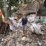 Perluasan Tempat Pembuangan Akhir (TPA) Blondo membawa dampak positif bagi warga yang lahannya terdampak, termasuk Setyo Hadi, seorang pemilah sampah yang berhasil berangkat umrah menggunakan uang ganti rugi dari pembebasan lahan. Setyo Hadi, warga Dusun Deres, Desa Kandangan, Kecamatan Bawen, Kabupaten Semarang, berangkat ke Tanah Suci pada Senin, 4 Agustus 2025.