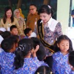 Senam ceria anak-anak TK Negeri Pembina menjadi pembuka hangat kunjungan Bunda Literasi Kota Salatiga, Retno Robby Hernawan, dalam kegiatan Safari Bunda Literasi yang digelar oleh Dinas Perpustakaan dan Kearsipan (Dinpersip) Kota Salatiga pada Selasa, 19 Agustus 2025 di Kelurahan Kumpulrejo, Salatiga. Kegiatan ini dihadiri oleh Kepala Dinpersip beserta jajaran serta Lurah Kumpulrejo sebagai bentuk dukungan terhadap gerakan literasi sejak dini.