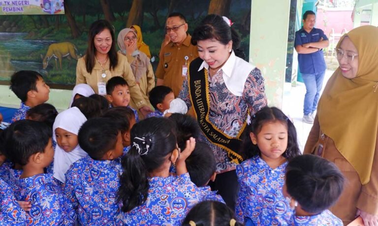 Senam ceria anak-anak TK Negeri Pembina menjadi pembuka hangat kunjungan Bunda Literasi Kota Salatiga, Retno Robby Hernawan, dalam kegiatan Safari Bunda Literasi yang digelar oleh Dinas Perpustakaan dan Kearsipan (Dinpersip) Kota Salatiga pada Selasa, 19 Agustus 2025 di Kelurahan Kumpulrejo, Salatiga. Kegiatan ini dihadiri oleh Kepala Dinpersip beserta jajaran serta Lurah Kumpulrejo sebagai bentuk dukungan terhadap gerakan literasi sejak dini.