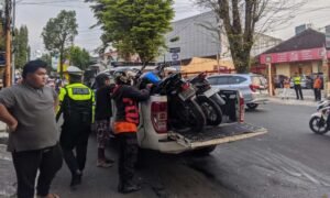 Kecelakaan lalu lintas kategori ringan terjadi di Jalan Jenderal Sudirman, Simpang Empat Mrican, Kelurahan Gendongan, Kecamatan Tingkir, Kota Salatiga, Rabu (13/8/2025) sore, melibatkan sepeda motor Yamaha Byson B-3445-BZA yang dikendarai Moh Faizal (18), warga Sumenep, dan Honda Vario B-6329-CZL yang dikendarai Deka Lucky Kusumo Aji (24), warga Tingkir Lor.