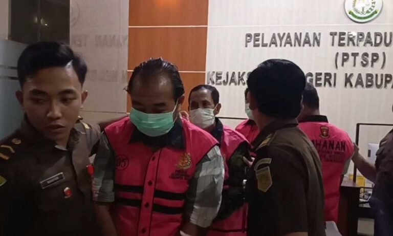 Kepala Desa Papringan dan empat perangkat desa resmi ditetapkan sebagai tersangka oleh Kejaksaan Negeri Kabupaten Semarang atas kasus pungutan dalam Program Pendaftaran Tanah Sistematis Lengkap (PTSL) Tahun 2020. Penetapan dilakukan pada Senin, 28 Juli 2025, dan sebagai tindak lanjut, Camat Kaliwungu Yudianta menunjuk pelaksana harian (Plh) untuk menjamin kelangsungan pelayanan publik di Desa Papringan.
