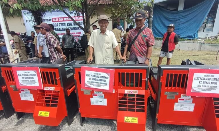 Pemerintah Kabupaten Semarang melalui Dinas Pertanian, Perikanan, dan Pangan (Dispertanikap) menyalurkan bantuan alat dan mesin pertanian (alsintan) senilai Rp3,5 miliar dari Dana Bagi Hasil Cukai Hasil Tembakau (DBH CHT) tahun 2025 kepada kelompok tani, salah satunya Kelompok Tani Suko Raharjo 01 di Desa Payungan, Kecamatan Kaliwungu, pada Senin, 25 Agustus 2025.