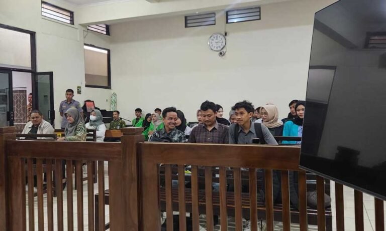 ChatGPT said: Majelis Hakim Pengadilan Negeri Salatiga menolak gugatan class action senilai Rp 3,1 triliun yang diajukan anggota Koperasi Bahana Lintas Nusantara (BLN) melalui kuasa hukum Ibnu Rosyadi di Salatiga pada Kamis (7/8/2025). Penolakan terjadi karena gugatan dinilai tidak memenuhi syarat formal sesuai Peraturan Mahkamah Agung No. 1 Tahun 2002, khususnya Pasal 3 huruf F yang mengharuskan penjelasan detail terkait ganti rugi dan pendistribusiannya