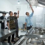 Program Makan Bergizi Gratis (MBG) secara perdana dilaksanakan di Kota Salatiga mulai Senin, 25 Agustus 2025, dengan melibatkan sebanyak 2.910 siswa SD, SMP, dan SMA sebagai penerima manfaat tahap pertama. Kegiatan ini dijalankan oleh Satuan Pelayanan Pemenuhan Gizi (SPPG) yang berlokasi di Dukuh Sidomukti, Dio Ci Benedica, setelah sebelumnya dilakukan monitoring pada Jumat, 22 Agustus 2025, bersama Yayasan Desentralisasi Komunitas Nusantara di bawah naungan Badan Gizi Nasional (BGN) sebagai mitra penyedia dan distributor makanan.