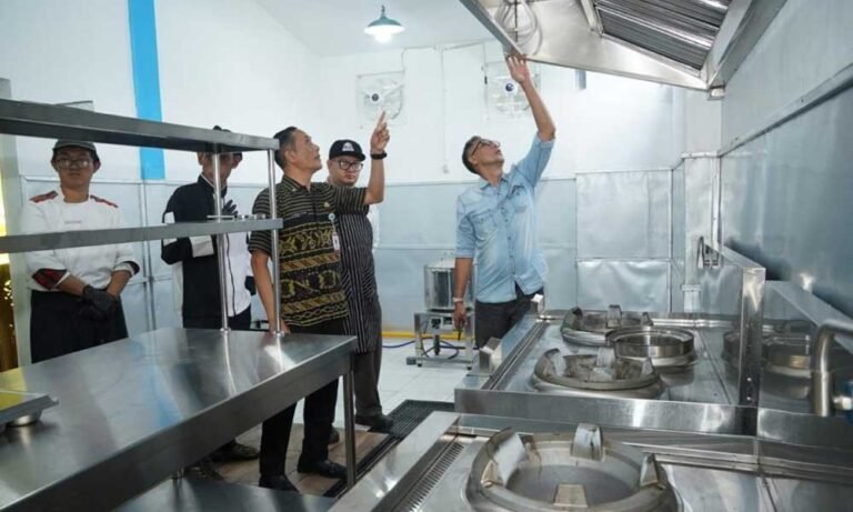 Program Makan Bergizi Gratis (MBG) secara perdana dilaksanakan di Kota Salatiga mulai Senin, 25 Agustus 2025, dengan melibatkan sebanyak 2.910 siswa SD, SMP, dan SMA sebagai penerima manfaat tahap pertama. Kegiatan ini dijalankan oleh Satuan Pelayanan Pemenuhan Gizi (SPPG) yang berlokasi di Dukuh Sidomukti, Dio Ci Benedica, setelah sebelumnya dilakukan monitoring pada Jumat, 22 Agustus 2025, bersama Yayasan Desentralisasi Komunitas Nusantara di bawah naungan Badan Gizi Nasional (BGN) sebagai mitra penyedia dan distributor makanan.