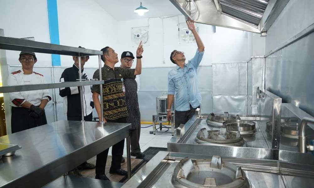 Program Makan Bergizi Gratis (MBG) secara perdana dilaksanakan di Kota Salatiga mulai Senin, 25 Agustus 2025, dengan melibatkan sebanyak 2.910 siswa SD, SMP, dan SMA sebagai penerima manfaat tahap pertama. Kegiatan ini dijalankan oleh Satuan Pelayanan Pemenuhan Gizi (SPPG) yang berlokasi di Dukuh Sidomukti, Dio Ci Benedica, setelah sebelumnya dilakukan monitoring pada Jumat, 22 Agustus 2025, bersama Yayasan Desentralisasi Komunitas Nusantara di bawah naungan Badan Gizi Nasional (BGN) sebagai mitra penyedia dan distributor makanan.