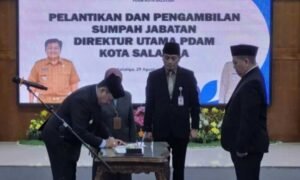 Imron Cahyadi resmi dilantik sebagai Direktur Utama PDAM Kota Salatiga oleh Wali Kota Robby Hernawan pada Jumat (29/8/2025) malam. Ia terpilih setelah melewati proses seleksi panjang dan mengalahkan empat kandidat lain. Pemilihan dilakukan secara terbuka, profesional, serta mendapat persetujuan Kemendagri.
