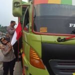 Suasana lalu lintas di kawasan Alun-Alun Lama Ungaran, Kabupaten Semarang, menjadi berbeda ketika Polres Semarang membagikan bendera merah putih kepada para pengendara yang melintas di simpang lampu merah Jalan Diponegoro. Aksi simpatik ini dipimpin langsung oleh Kapolres Semarang AKBP Ratna Quratul Ainy dan dilaksanakan pada Kamis, 7 Agustus 2025.
