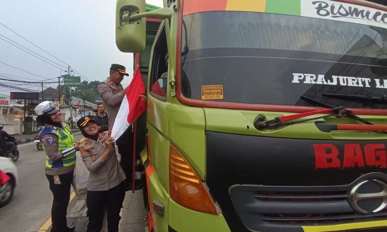 Suasana lalu lintas di kawasan Alun-Alun Lama Ungaran, Kabupaten Semarang, menjadi berbeda ketika Polres Semarang membagikan bendera merah putih kepada para pengendara yang melintas di simpang lampu merah Jalan Diponegoro. Aksi simpatik ini dipimpin langsung oleh Kapolres Semarang AKBP Ratna Quratul Ainy dan dilaksanakan pada Kamis, 7 Agustus 2025.