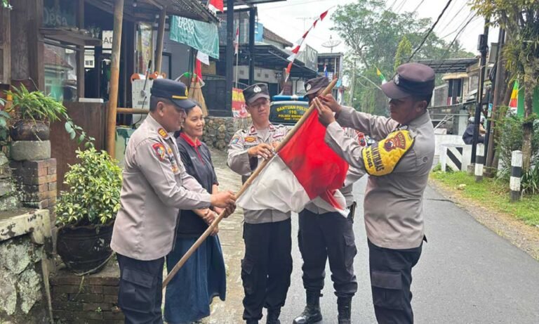 Dalam rangka menyambut Hari Ulang Tahun ke-80 Kemerdekaan Republik Indonesia, Polsek Sidorejo Polres Salatiga mengganti bendera merah putih milik warga yang sudah tidak layak pakai. Aksi ini dipimpin oleh Kapolsek Sidorejo, AKP Sarwoko, S.H., bersama personel dan warga di Kecamatan Sidorejo, Kota Salatiga, pada Selasa, 5 Agustus 2025.