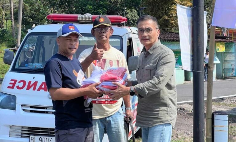 Sebanyak 8.000 bendera merah putih dibagikan oleh pengurus dan kader DPC Partai Gerindra Kota Salatiga kepada masyarakat melalui pengurus ranting. Aksi ini dilakukan di berbagai titik jalan serta secara door to door di empat kecamatan. Kegiatan berlangsung pada Rabu, 6 Agustus 2025, dipimpin langsung oleh Ketua DPC Gerindra Salatiga, Yuliyanto, sebagai bentuk ajakan membangkitkan semangat nasionalisme dan kebangsaan sesuai program Asta Cita Presiden Prabowo Subianto.