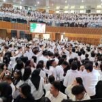 Pembukaan Orientasi Mahasiswa Baru (OMB) 2025 Universitas Kristen Satya Wacana (UKSW) ditandai dengan prosesi resmi oleh Rektor Prof. Intiyas Utami pada Selasa (19/8/2025) pagi di arena upacara kampus, menghadirkan suasana penuh keberagaman dengan partisipasi 2.260 mahasiswa baru, termasuk mahasiswa internasional.