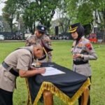 Polres Salatiga menggelar Upacara Serah Terima Jabatan (Sertijab) dan Wisuda Purnabakti sebagai bentuk penghargaan atas pengabdian serta simbol estafet kepemimpinan di lingkungan Polri. Kegiatan ini dipimpin langsung oleh Kapolres Salatiga, AKBP Veronica, dan berlangsung di Lapangan Bhayangkara Polres Salatiga pada Kamis, 7 Agustus 2025.