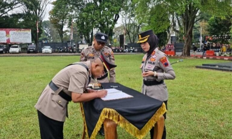 Polres Salatiga menggelar Upacara Serah Terima Jabatan (Sertijab) dan Wisuda Purnabakti sebagai bentuk penghargaan atas pengabdian serta simbol estafet kepemimpinan di lingkungan Polri. Kegiatan ini dipimpin langsung oleh Kapolres Salatiga, AKBP Veronica, dan berlangsung di Lapangan Bhayangkara Polres Salatiga pada Kamis, 7 Agustus 2025.