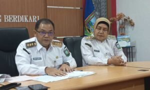 Bupati Semarang Ngesti Nugraha meluruskan pemberitaan soal kenaikan Pajak Bumi dan Bangunan (PBB) hingga 400 persen di Kabupaten Semarang, Rabu (13/8/2025), dengan menegaskan bahwa kenaikan tidak dialami semua wajib pajak dan sebagian justru mengalami penurunan. Penjelasan ini disampaikan di ruang rapat Bupati Semarang, Ungaran, merujuk pada kasus SPPT atas nama almarhumah Qoyimah di Kelurahan Baran, Ambarawa, yang salah satu ahli warisnya, Tukimah, mengalami kenaikan PBB karena tanahnya berada di pinggir jalan kabupaten dengan nilai jual tinggi.