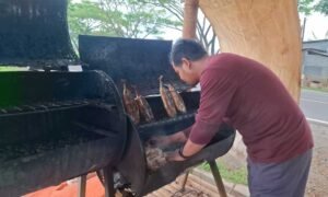 Sego Sambel Asapan, warung milik Ardianto Saputra di Jalan Lingkar Ambarawa, Kabupaten Semarang, menjadi viral sejak lima bulan lalu. Berawal dari usaha ikan asap usai terkena PHK, ia berinovasi menyajikan menu lengkap nasi, lalapan, dan sambal. Dengan resep keluarga, usahanya kini ramai pengunjung setiap hari.