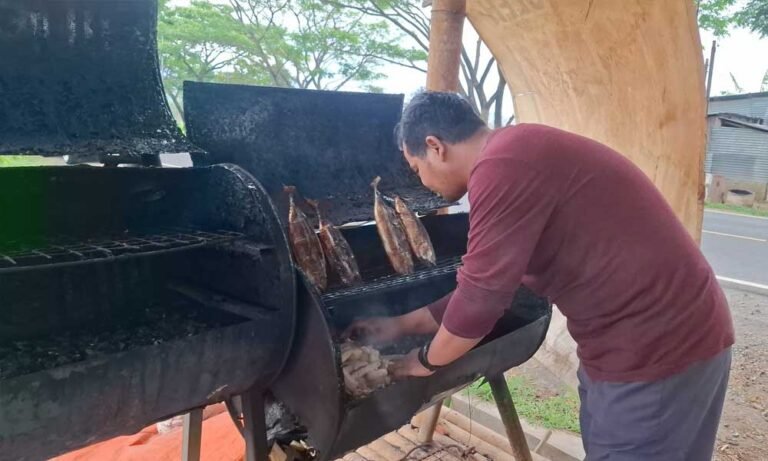 Sego Sambel Asapan, warung milik Ardianto Saputra di Jalan Lingkar Ambarawa, Kabupaten Semarang, menjadi viral sejak lima bulan lalu. Berawal dari usaha ikan asap usai terkena PHK, ia berinovasi menyajikan menu lengkap nasi, lalapan, dan sambal. Dengan resep keluarga, usahanya kini ramai pengunjung setiap hari.