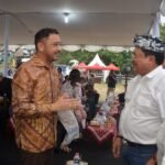 Wali Kota Salatiga dr. Robby Hernawan Sp.OG bersama istri bertukar cendera mata dengan Wali Kota Yogyakarta Hasto Wardoyo dalam acara Welcome Dinner Rakernas XI Jaringan Kota Pusaka Indonesia (JKPI) tahun 2025 yang digelar di Ballroom Hotel Tentrem, Yogyakarta, pada Selasa, 5 Agustus 2025.