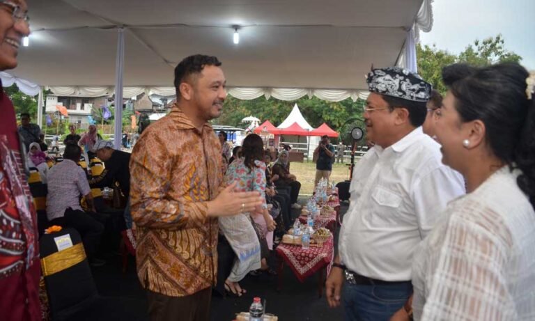 Wali Kota Salatiga dr. Robby Hernawan Sp.OG bersama istri bertukar cendera mata dengan Wali Kota Yogyakarta Hasto Wardoyo dalam acara Welcome Dinner Rakernas XI Jaringan Kota Pusaka Indonesia (JKPI) tahun 2025 yang digelar di Ballroom Hotel Tentrem, Yogyakarta, pada Selasa, 5 Agustus 2025.