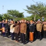 Paguyuban Widiani Universitas Islam Negeri (UIN) Salatiga yang terdiri dari tenaga pendidik, kependidikan, keamanan, kebersihan, serta perwakilan mahasiswa mengikuti Upacara Peringatan HUT ke-80 Kemerdekaan Republik Indonesia pada Minggu (17/8) di halaman Gedung KH. Hasyim Asyari Kampus III dengan mengenakan pakaian tradisional secara khidmat.