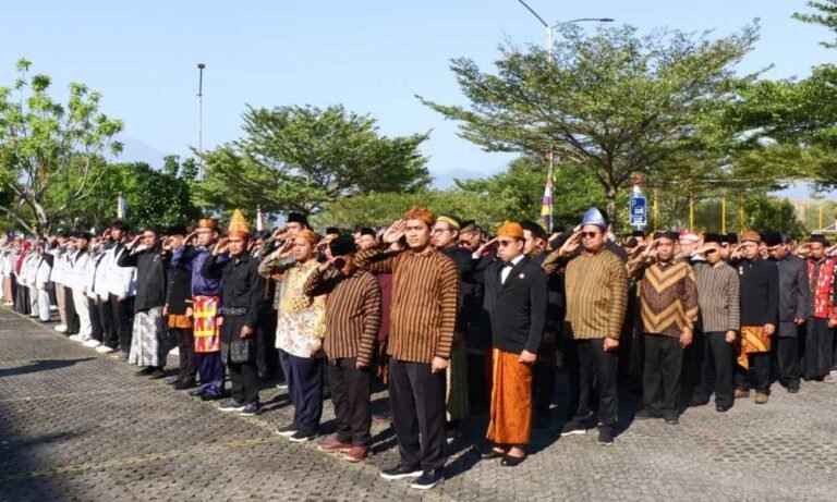 Paguyuban Widiani Universitas Islam Negeri (UIN) Salatiga yang terdiri dari tenaga pendidik, kependidikan, keamanan, kebersihan, serta perwakilan mahasiswa mengikuti Upacara Peringatan HUT ke-80 Kemerdekaan Republik Indonesia pada Minggu (17/8) di halaman Gedung KH. Hasyim Asyari Kampus III dengan mengenakan pakaian tradisional secara khidmat.