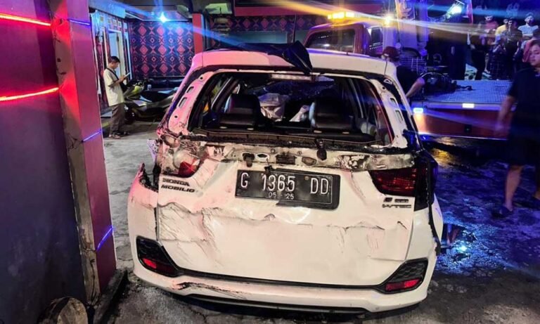 Kecelakaan lalu lintas tunggal terjadi di Jl. Mutiara, dekat Café Golden, Kelurahan Sidorejo Lor, Kecamatan Sidorejo, Kota Salatiga pada Selasa malam (05/08/2025), melibatkan mobil Honda Mobilio G-1365-DD yang dikemudikan Novemia Berliani Khalifa Adriani (26) dan membawa penumpang Parti Safira (20). Satlantas Polres Salatiga melalui Unit Gakkum menangani kasus ini setelah mobil diduga mengalami rem blong saat melaju dari arah Ki Penjawi menuju Bugel, sehingga menabrak tembok di sisi kiri jalan.