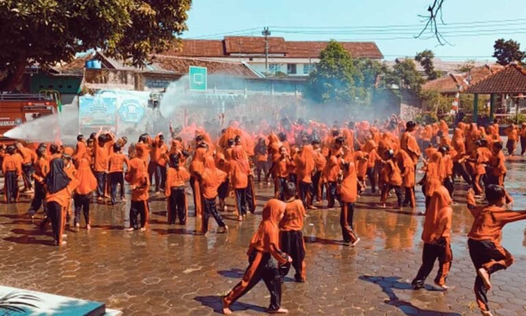 SD Negeri Gedanganak 03 Ungaran, Kabupaten Semarang, menggelar edukasi keselamatan kebakaran bersama Tim Pemadam Kebakaran Kabupaten Semarang pada Jumat, 15 Agustus 2025, untuk membekali siswa pengetahuan dasar kebencanaan dan sikap tanggap darurat.