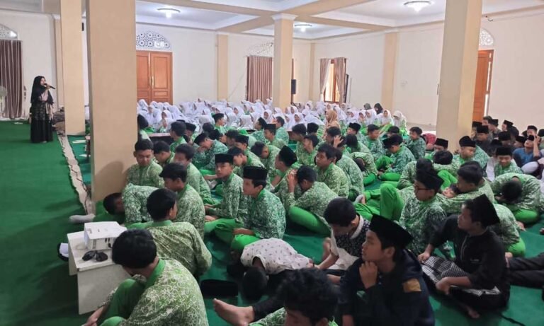 SMPIT Nidaul Hikmah Salatiga meluncurkan program "Sehari Berbahasa Jawa" pada Kamis (7/9) di Aula Sekolah yang dihadiri seluruh siswa, guru, dan tenaga kependidikan sebagai upaya melestarikan budaya Jawa melalui penggunaan bahasa daerah di lingkungan pendidikan. Kepala Sekolah Imam Wijayanto menjelaskan program ini bertujuan menanamkan kecintaan terhadap bahasa Jawa sebagai identitas budaya sekaligus sarana pembentukan karakter, dimana seluruh aktivitas sekolah hari itu menggunakan bahasa Jawa dengan berbagai tingkat kesopanan (ngoko, madya, krama).