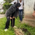 Mahasiswa KKN UNNES membuat 100 lubang biopori berbasis botol bekas di RT 01 RW 10 Noborejo, Salatiga, pada 27–28 Agustus 2025. Kegiatan ini bertujuan mencegah banjir, mengelola sampah organik, dan mengurangi limbah plastik. Proses dilakukan lewat sosialisasi, gotong royong warga, serta inovasi daur ulang ramah lingkungan.