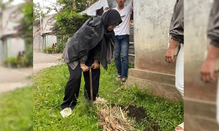 Mahasiswa KKN UNNES membuat 100 lubang biopori berbasis botol bekas di RT 01 RW 10 Noborejo, Salatiga, pada 27–28 Agustus 2025. Kegiatan ini bertujuan mencegah banjir, mengelola sampah organik, dan mengurangi limbah plastik. Proses dilakukan lewat sosialisasi, gotong royong warga, serta inovasi daur ulang ramah lingkungan.