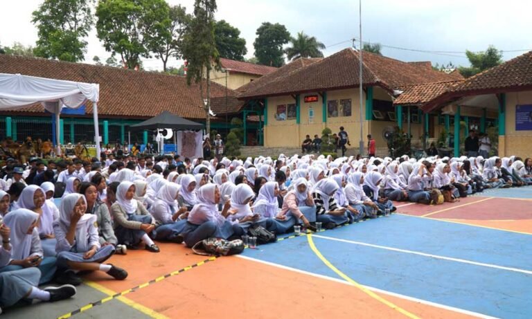Mahasiswa angkatan 2022 Program Studi Ilmu Komunikasi Fakultas Ilmu Sosial dan Ilmu Komunikasi (FISKOM) Universitas Kristen Satya Wacana (UKSW) menggelar rangkaian pertunjukan seni di tujuh sekolah mitra di Salatiga dan sekitarnya sepanjang akhir Juli hingga pertengahan Agustus 2025.