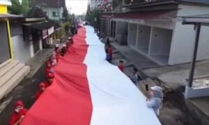 Hari Minggu (24 Agustus 2025) warga RW 07 Magersari Tegalrejo, Salatiga menggelar momen bersejarah berupa pembentangan bendera merah putih sepanjang 170 meter yang bukan hanya sekadar simbol seremonial, melainkan penuh makna kebersamaan dan nasionalisme.