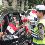 Kapolres Salatiga AKBP Veronica bersama Pejabat Utama Polres Salatiga membagikan ratusan bendera merah putih ukuran kecil dan puluhan bunga mawar kepada pengguna jalan di depan Mapolres Salatiga pada Kamis, 14 Agustus 2025, untuk menyemarakkan HUT ke-80 Kemerdekaan RI.