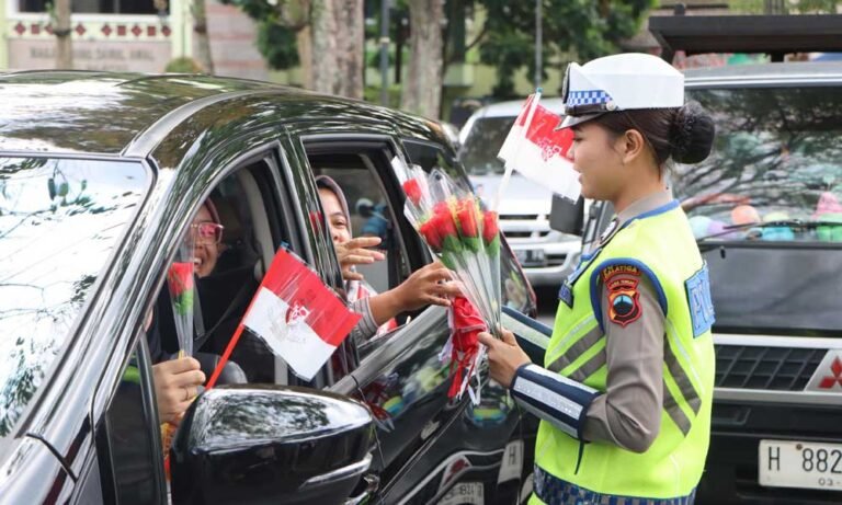 Kapolres Salatiga AKBP Veronica bersama Pejabat Utama Polres Salatiga membagikan ratusan bendera merah putih ukuran kecil dan puluhan bunga mawar kepada pengguna jalan di depan Mapolres Salatiga pada Kamis, 14 Agustus 2025, untuk menyemarakkan HUT ke-80 Kemerdekaan RI.