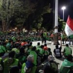 Ratusan pengemudi ojek online menggelar aksi damai di Lapangan Pancasila, depan Mapolres Salatiga, Jumat (29/8/2025). Aksi ini dilakukan untuk menuntut keadilan atas meninggalnya Affan Kurniawan. Dengan doa bersama dan dialog, mereka meminta polisi mengusut tuntas kasus tersebut secara transparan hingga jelas siapa yang bertanggung jawab.