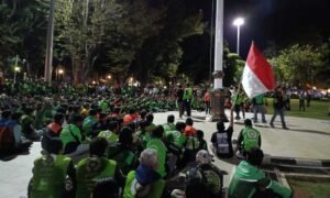 Ratusan pengemudi ojek online menggelar aksi damai di Lapangan Pancasila, depan Mapolres Salatiga, Jumat (29/8/2025). Aksi ini dilakukan untuk menuntut keadilan atas meninggalnya Affan Kurniawan. Dengan doa bersama dan dialog, mereka meminta polisi mengusut tuntas kasus tersebut secara transparan hingga jelas siapa yang bertanggung jawab.