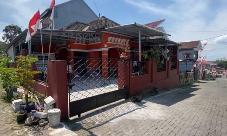 Polisi menangkap Rahmat alias RS, otak teknologi penculikan dan pembunuhan Kepala Cabang BRI, Mohamad Ilham Pradipta, di rumah temannya di Perumahan Handayani, Ungaran Barat, Kabupaten Semarang, Minggu (24/8/2025) dini hari. Penangkapan dipimpin tim gabungan Polrestabes Semarang dan Polda Metro Jaya tanpa perlawanan sekitar pukul 02.15 WIB.