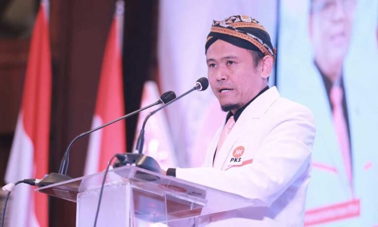 DPW PKS Jawa Tengah resmi mengukuhkan kepengurusan baru periode 2025–2030 dengan Hadi Santoso menggantikan Muhammad Afif dalam Muswil ke-VI di Hotel Patra Semarang pada Minggu (24/8/2025), sebagai upaya memperkuat pelayanan publik dan mendampingi masyarakat melalui filosofi Jawa “Nguwongne Wong” atau memanusiakan manusia.