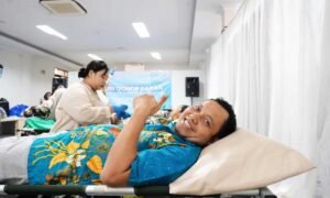 PLN Icon Plus SBU Regional Jawa Bagian Tengah menggelar kegiatan donor darah bersama RS Kariadi Semarang di Semarang sebagai wujud kepedulian sosial dan kemanusiaan. Acara ini diikuti antusias oleh karyawan, mitra kerja, dan masyarakat sekitar pada hari kegiatan berlangsung, menunjukkan semangat berbagi yang tetap kuat.