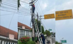 PLN Icon Plus SBU Regional Jawa Bagian Tengah melakukan penataan jalur kabel optik di area strategis sekitar Alun-Alun Sragen pada Rabu, 14 Agustus 2025, sebagai dukungan terhadap program Beautifikasi Kota Sragen dan menjaga kerapihan infrastruktur telekomunikasi. Kegiatan ini melibatkan General Manager PLN Icon Plus, Arif Rohmatin, bersama Pemerintah Kabupaten Sragen untuk mewujudkan tata kota modern, aman, estetis, sekaligus memastikan layanan digital tetap optimal.