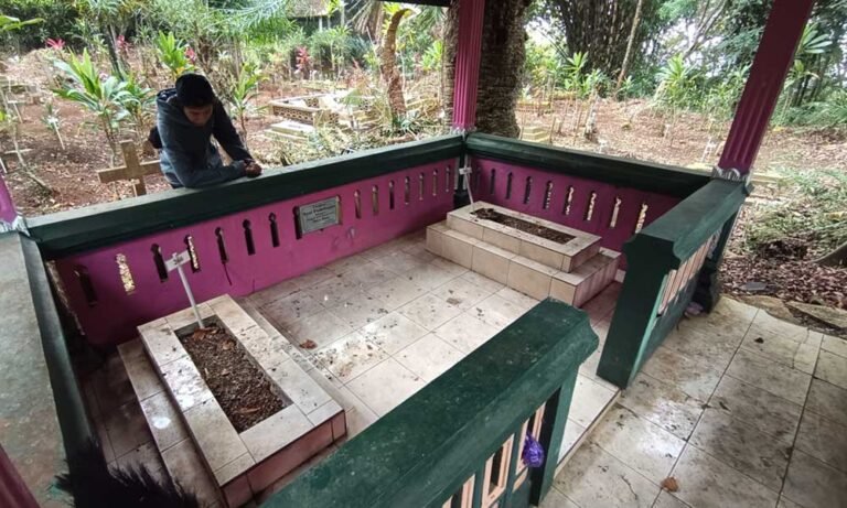 Dua area pemakaman di Kelurahan Ngampin, Kecamatan Ambarawa, Kabupaten Semarang, yakni di Lingkungan Lonjong dan Seneng, akan dipindahkan karena terdampak proyek pembangunan Jalan Tol Bawen–Yogyakarta. Lurah Ngampin, Dwi Prapti Retnaningsih, menyampaikan hal ini saat ditemui di Kantor Kelurahan Ngampin pada Selasa, 5 Agustus 2025.