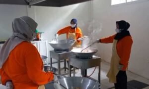 Pemerintah Kabupaten Semarang mendorong percepatan program nasional Makan Bergizi Gratis (MBG) dengan menyiapkan 93 dapur umum sebagai sarana distribusi makanan bergizi bagi anak-anak sekolah, Selasa (26/8/2025). Bupati Semarang Ngesti Nugraha menyebut delapan dapur sudah beroperasi, sementara lainnya masih dalam pembangunan, termasuk tiga dapur bantuan Badan Gizi Nasional (BGN) yang ditempatkan di Kecamatan Bawen, Bergas, dan Ungaran Timur.
