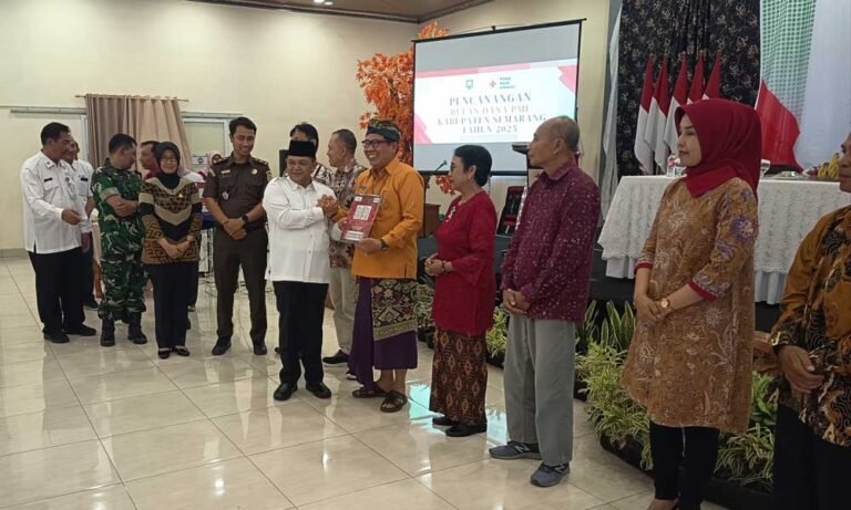 PMI Kabupaten Semarang memberikan penghargaan emas Antam 1,5 gram kepada pendonor darah sukarela yang mencapai 75–100 kali donor, Kamis (28/8/2025) di Griya Yodesiya, Bergas. Salah satunya Ignasius Haryanta Nugraha, yang sudah donor 107 kali. Apresiasi ini diberikan sebagai bentuk terima kasih atas aksi kemanusiaan pendonor.