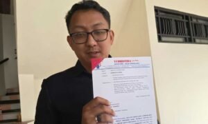 Sejumlah pengusaha karaoke di Bandungan, Kabupaten Semarang, mengeluhkan kenaikan tarif royalti lagu dari Rp3,6 juta menjadi Rp15 juta per tahun per room yang ditetapkan Perkumpulan Wahana Musik Indonesia (WAMI). Salah satunya, Handika Gusni Rahmulya, pemilik Karaoke Citra Dewi, mengaku menerima tiga kali somasi dan sempat menjalani mediasi di Polda Jateng atas tuntutan pembayaran royalti, Kamis (14/8/2025) di Ungaran.